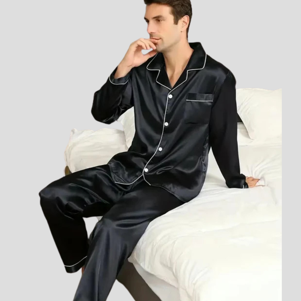 Luxe heren satijnen pyjamaset voor ultiem nachtcomfort. Perfecte zijdezachte slaapmode voor ontspanning.