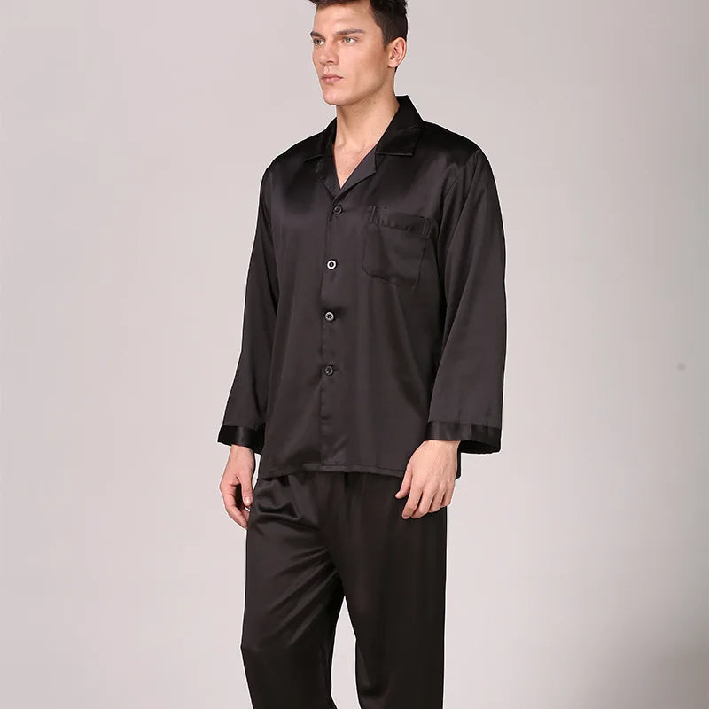 Zachte zijden herenpyjama set, perfect als comfortabele nachtkleding of stijlvolle loungewear.