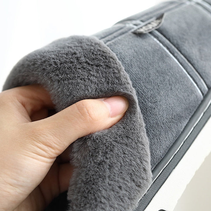 Detailopname van de luxe stof en zachte voering van deze warme herenpantoffels.