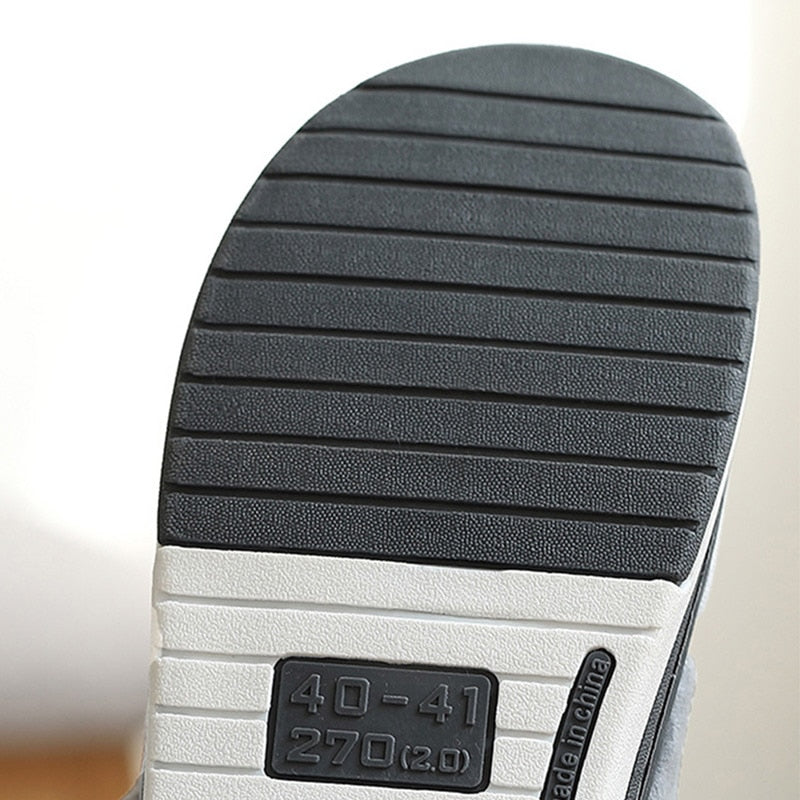 Stijlvolle herenpantoffels op de vloer, klaar voor luxe comfort en warme voeten.