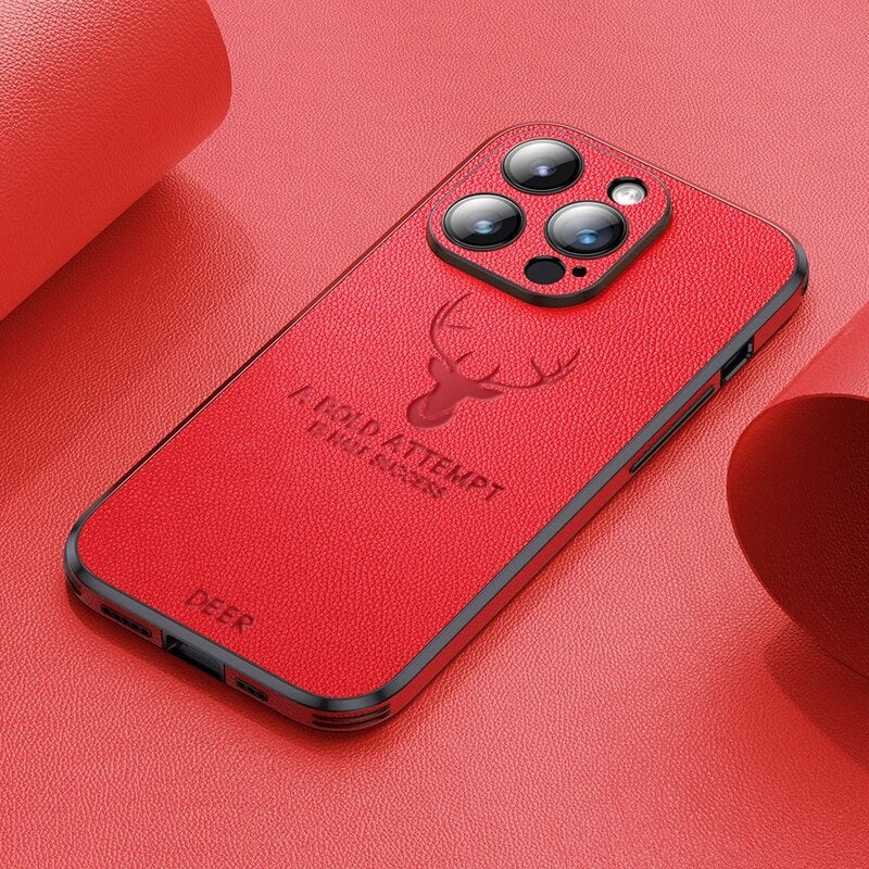Schuine weergave van de luxe hertenleren iPhone hoes, accentueert het elegante design.