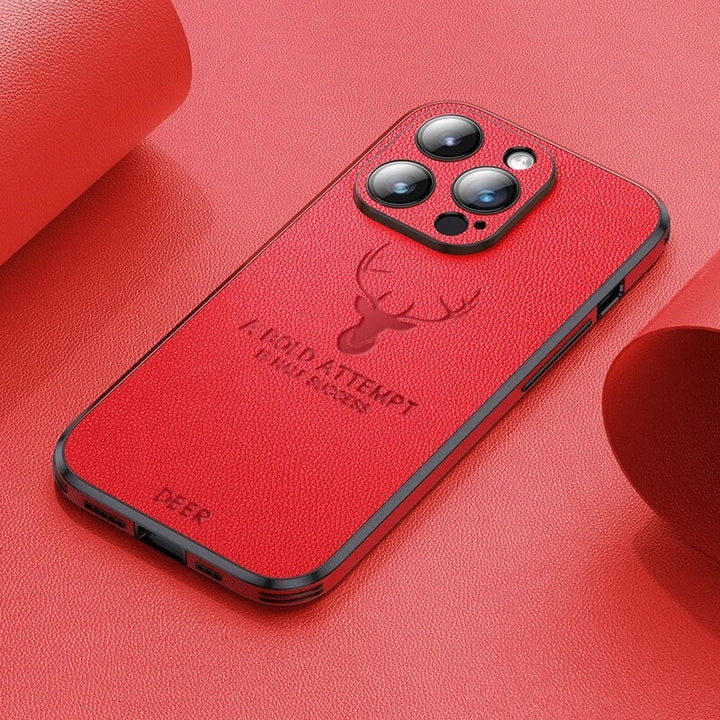 Schuine weergave van de luxe hertenleren iPhone hoes, accentueert het elegante design.