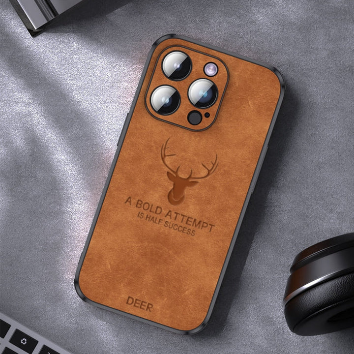 iPhone in een perfect passende hertenleren hoes; optimale pasvorm en premium look.