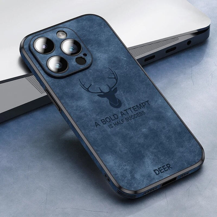Achterkant van de hertenleren iPhone hoes met precieze uitsparingen voor camera.