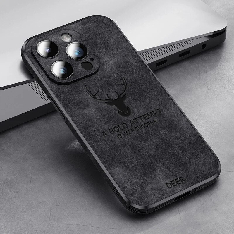 Zijprofiel van de luxe hertenleren iPhone hoes, toont slank design en knoptoegang.