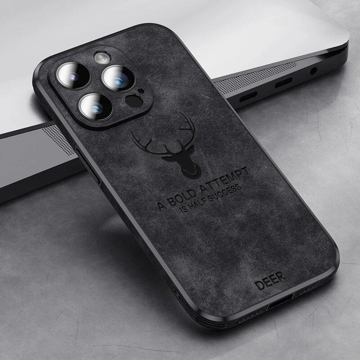 Zijprofiel van de luxe hertenleren iPhone hoes, toont slank design en knoptoegang.