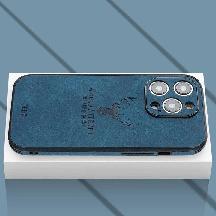 iPhone met premium hertenleren hoes, comfortabel in de hand, veilige grip.