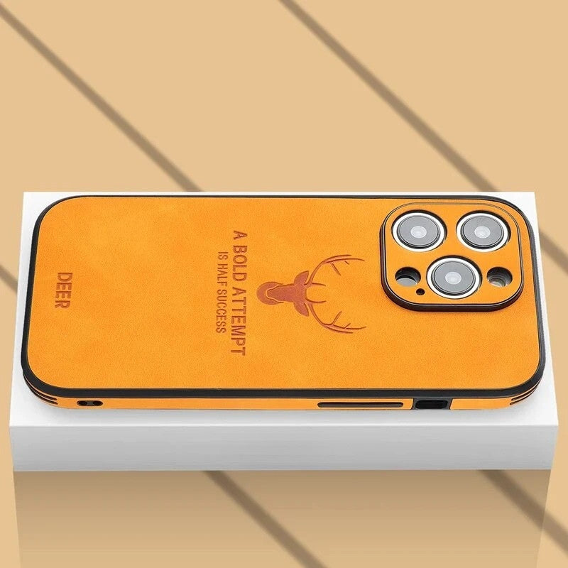 Hertenleren iPhone hoes met verhoogde randen voor optimale camerabescherming.