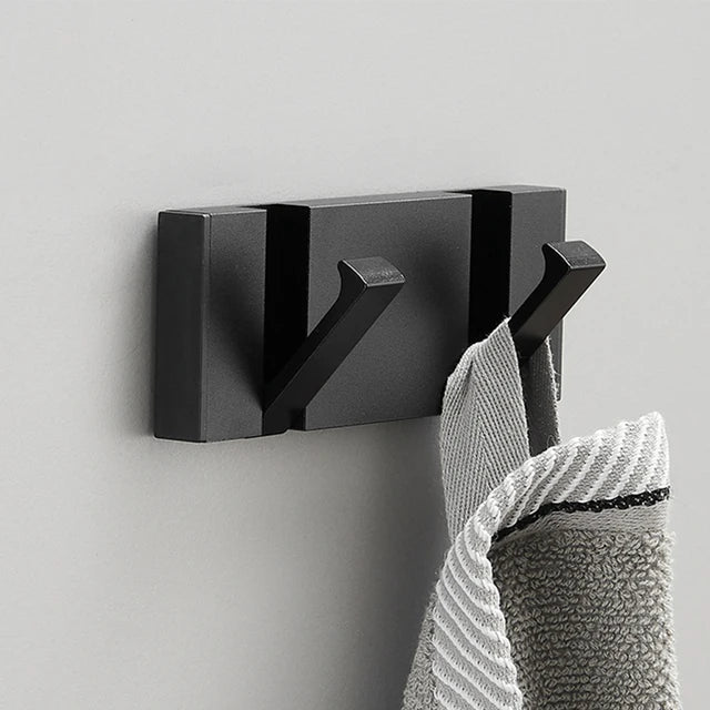 Luxe inklapbare haak voor handdoeken, gouden afwerking, ideaal voor een chique badkamer.