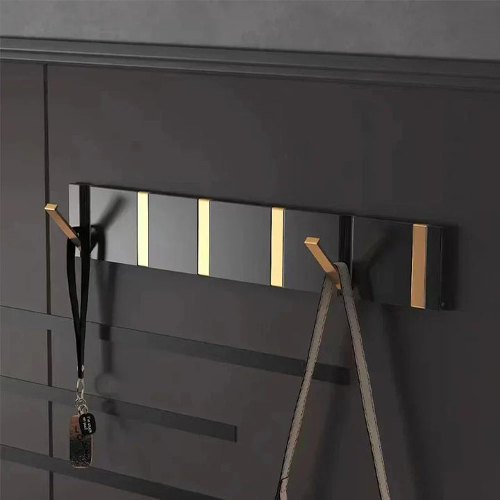 Stijlvolle opklapbare wandhaak in goud, perfect als moderne handdoekenhaak in badkamer.