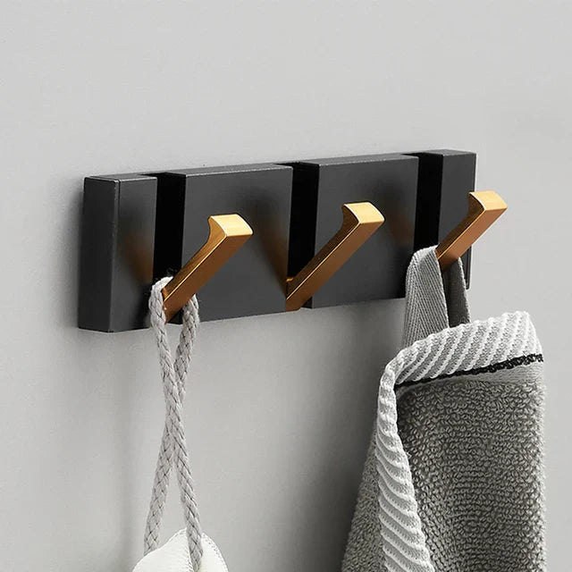 Gouden opklapbare wandhaak, perfecte accessoire voor een luxe en georganiseerde badkamer.