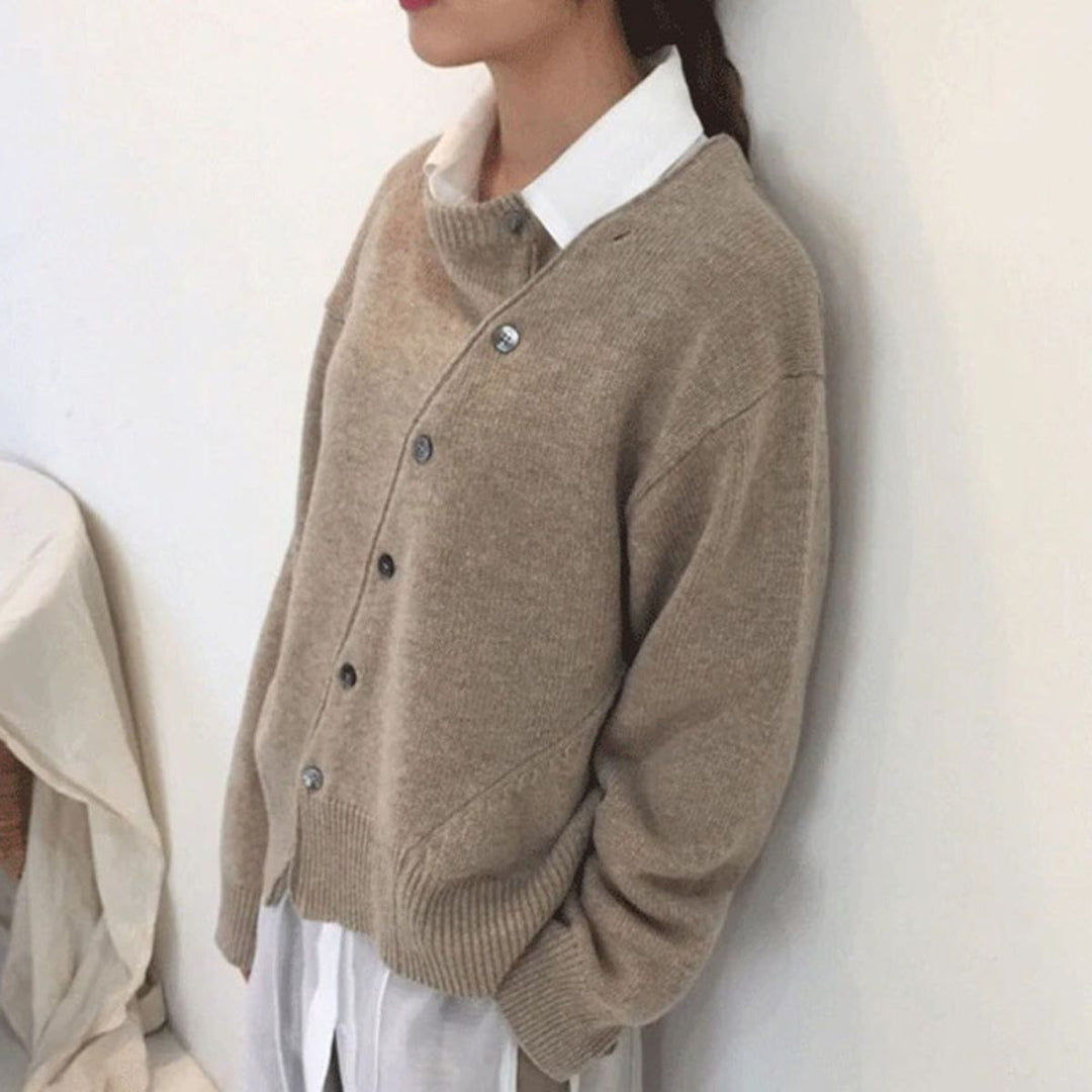 Luxe kasjmier damesvest met knopen. Elegant, warm en gebreid. Nieuwe collectie cardigan.
