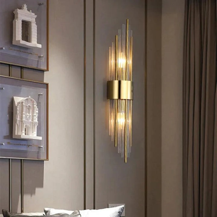 Zwarte kristallen LED wandlamp Luméra met modern design, creëert warme sfeer in elke ruimte.