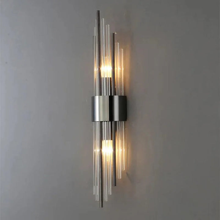 Sfeervolle kristallen LED wandlamp Luméra, ideaal voor luxe woonkamer of halverlichting.