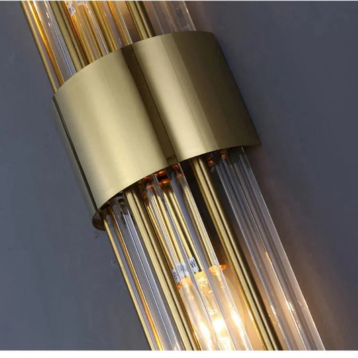Elegante kristallen LED wandlamp Luméra, dimbare LED en modern design voor een luxe interieur.