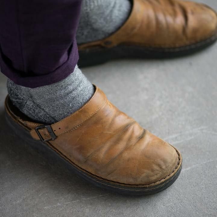 Ontspannen zomermode met de comfortabele Elias herenslippers, jouw ideale vakantiesandalen.