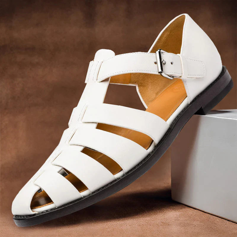 "Luxe leren herensandalen, bruin met verstelbare bandjes, ergonomisch voetbed en antislipzool voor zomerse stijl en comfort."