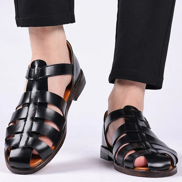 "Luxe leren herensandalen, bruin met verstelbare bandjes, ergonomisch voetbed en antislipzool voor zomerse stijl en comfort."