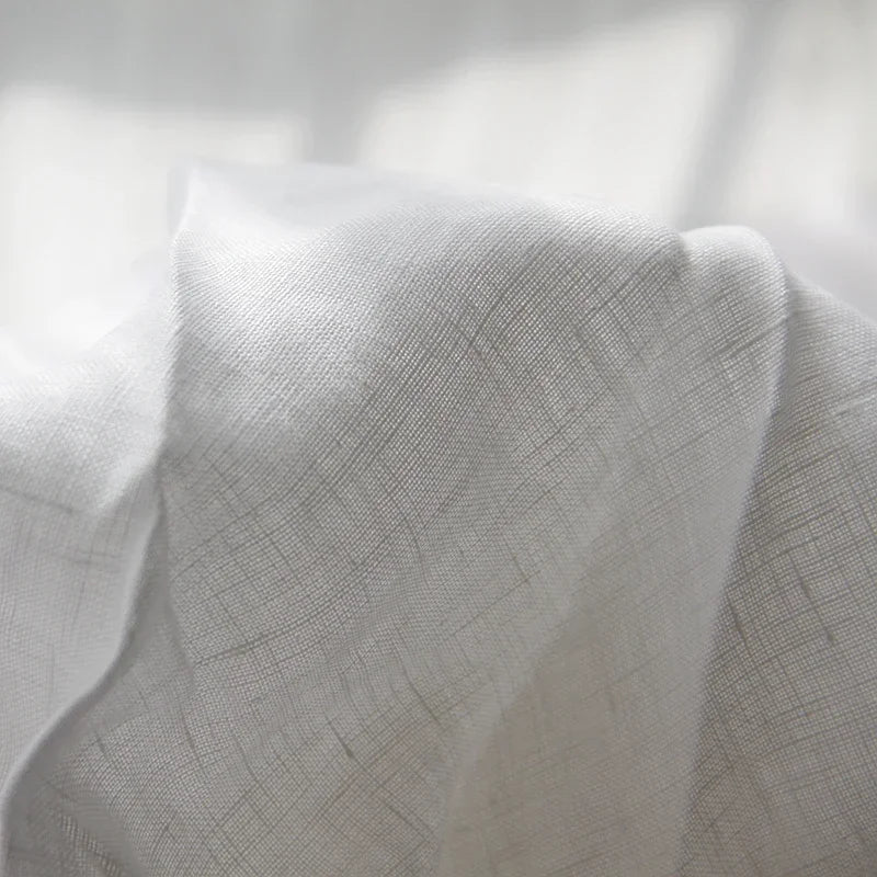 "Luxe linnen beddengoed, zacht & comfortabel, in elegant lichtgrijs voor een serene slaapkameruitstraling."