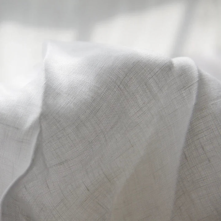 "Luxe linnen beddengoed, zacht & comfortabel, in elegant lichtgrijs voor een serene slaapkameruitstraling."