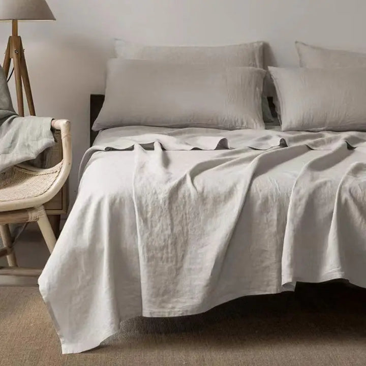"Luxe linnen beddengoed, zacht & comfortabel, in elegant lichtgrijs voor een serene slaapkameruitstraling."