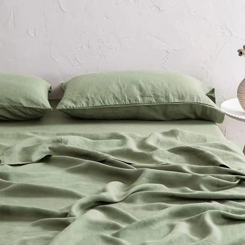 "Luxe linnen beddengoed, zacht & comfortabel, in elegant lichtgrijs voor een serene slaapkameruitstraling."