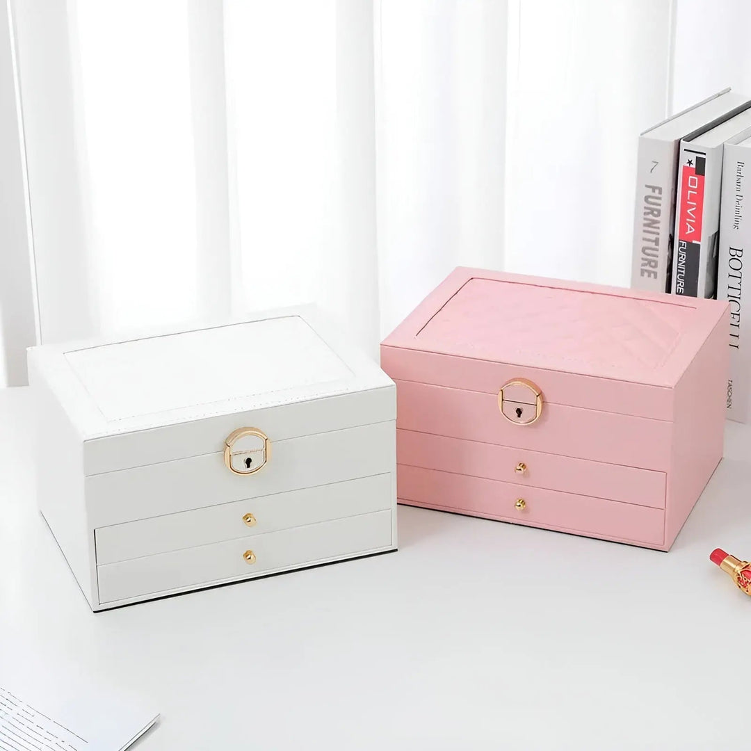 Gesloten EleganceBox sieradendoos, luxe PU-leer design, staat elegant op kaptafel of dressoir als interieur accessoire.