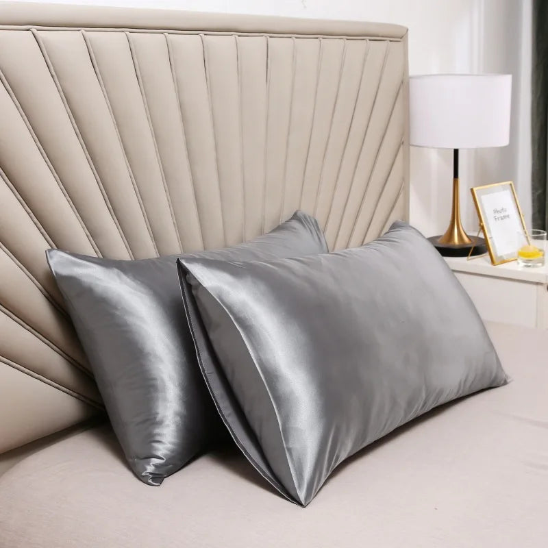Glanzend zijden kussensloop, gemaakt van 100% natuurlijke moerbeizijde, voor een zijdezacht gevoel in bed.