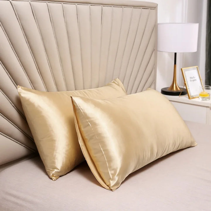 Luxe zijden kussensloop voor ultiem slaapcomfort. Verrijkt je slaapkamer met een elegante en serene touch.