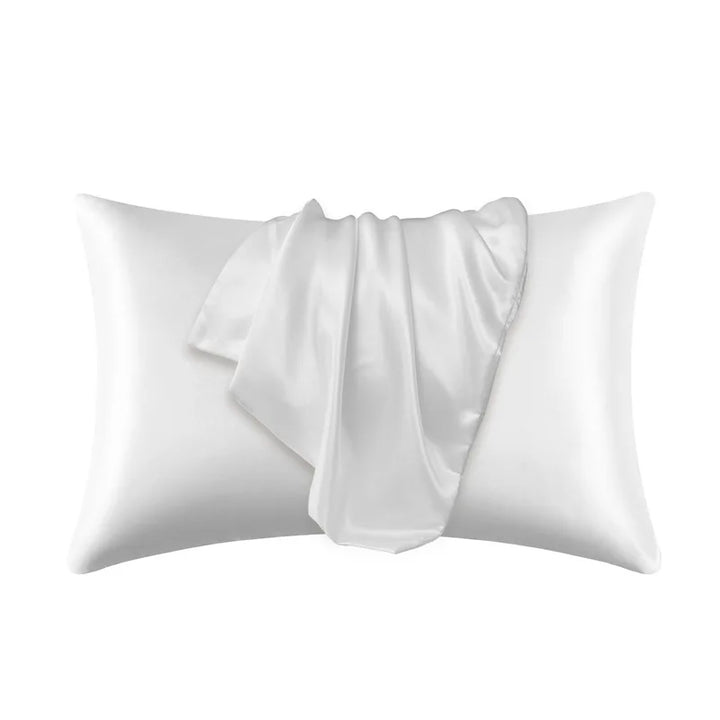 Elegant zijden kussensloop, onderdeel van luxe beddengoed. Biedt comfort en bevordert huid- en haarverzorging.