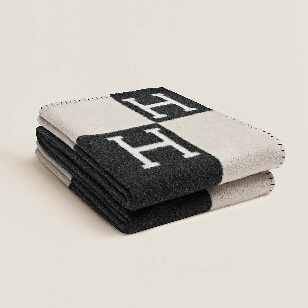Luxe plaid van zachte wol en kasjmier, perfect als warme bankdeken in elk interieur.