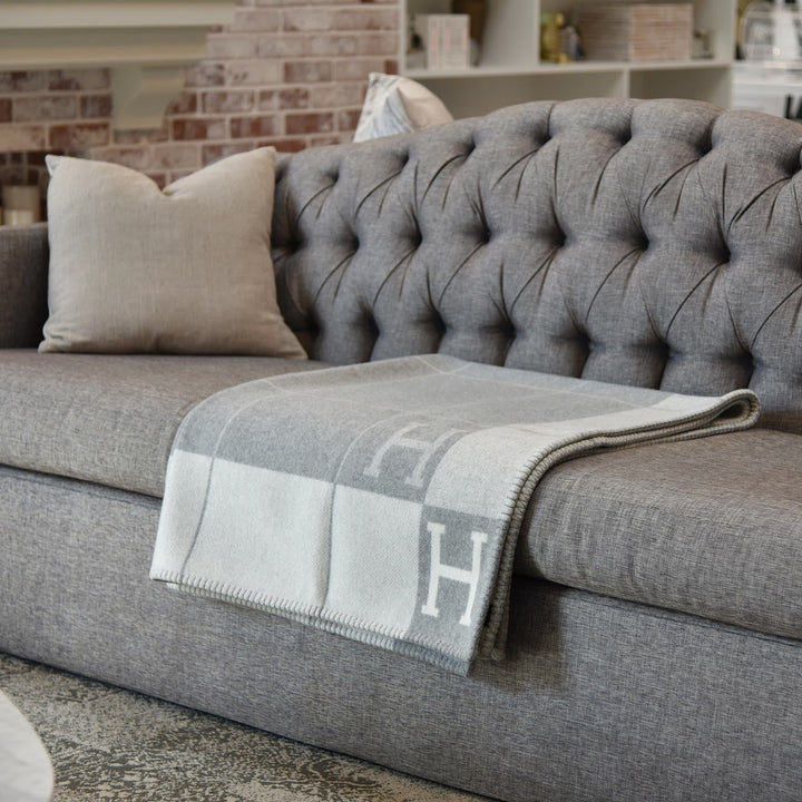 Hoogwaardig wol-kasjmier plaid voor ultieme luxe en warmte, een must-have decoratie.