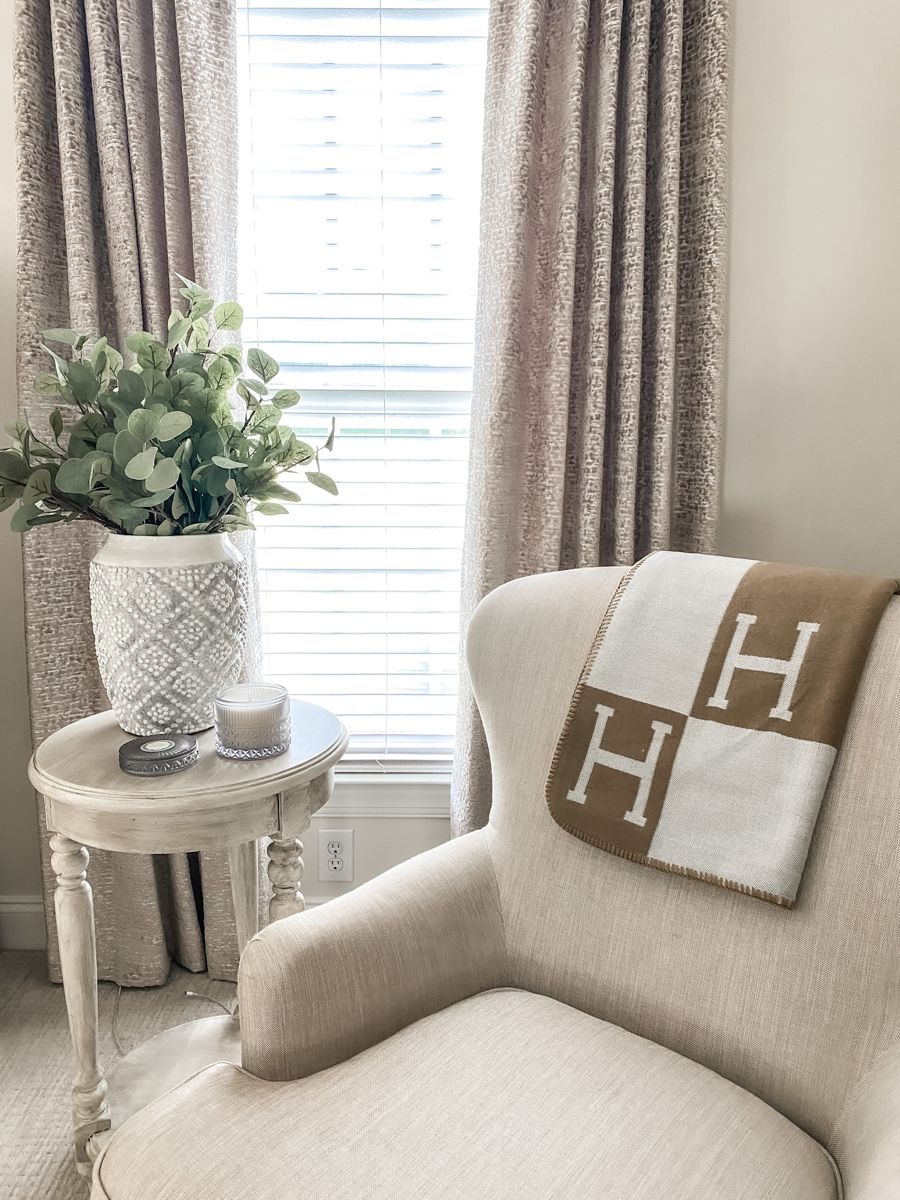Gevouwen luxe plaid van wol en kasjmier, klaar om warmte en comfort te bieden.