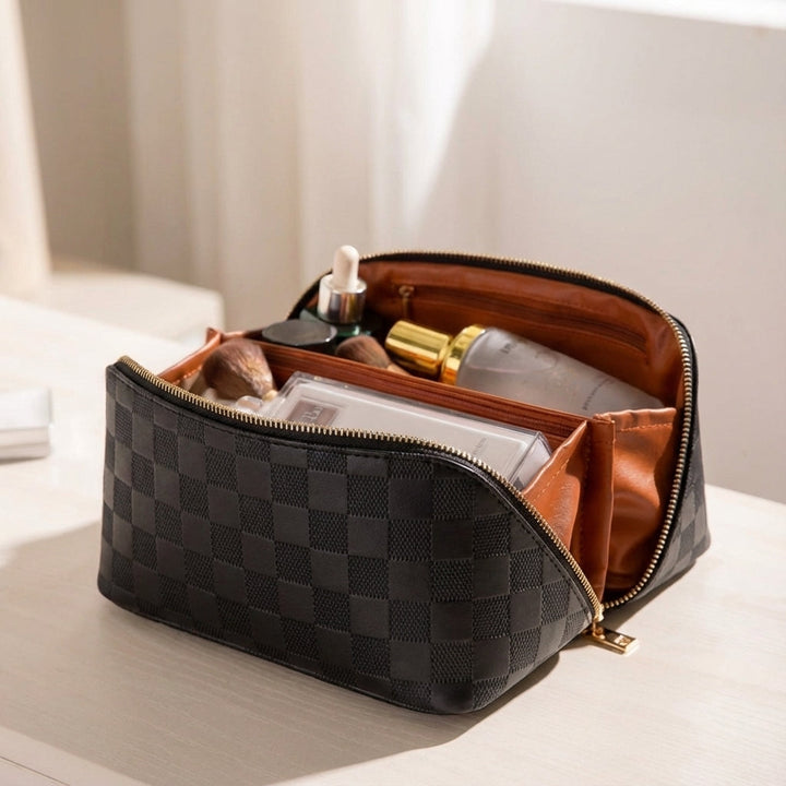 Ruime make-up tas gevuld met cosmetica, toont de handige indeling voor georganiseerd reizen en dagelijks gebruik.