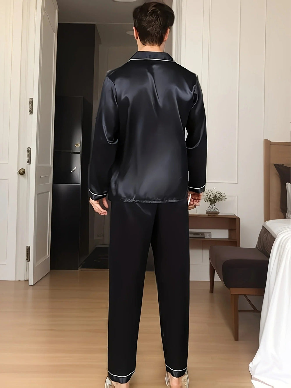 Stijlvolle tweeledige satijnen herenpyjama Adrian. Deze luxe nachtkleding garandeert optimaal slaapcomfort.
