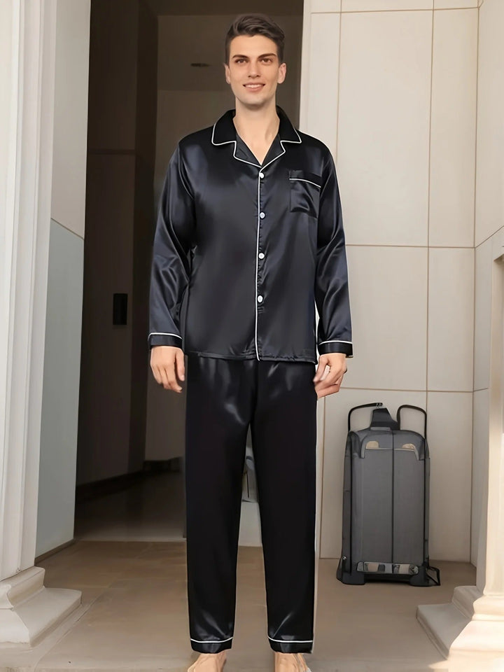 Zijdezachte en comfortabele herenpyjama Adrian van satijn. Ademende luxe nachtkleding voor ontspannen avonden.