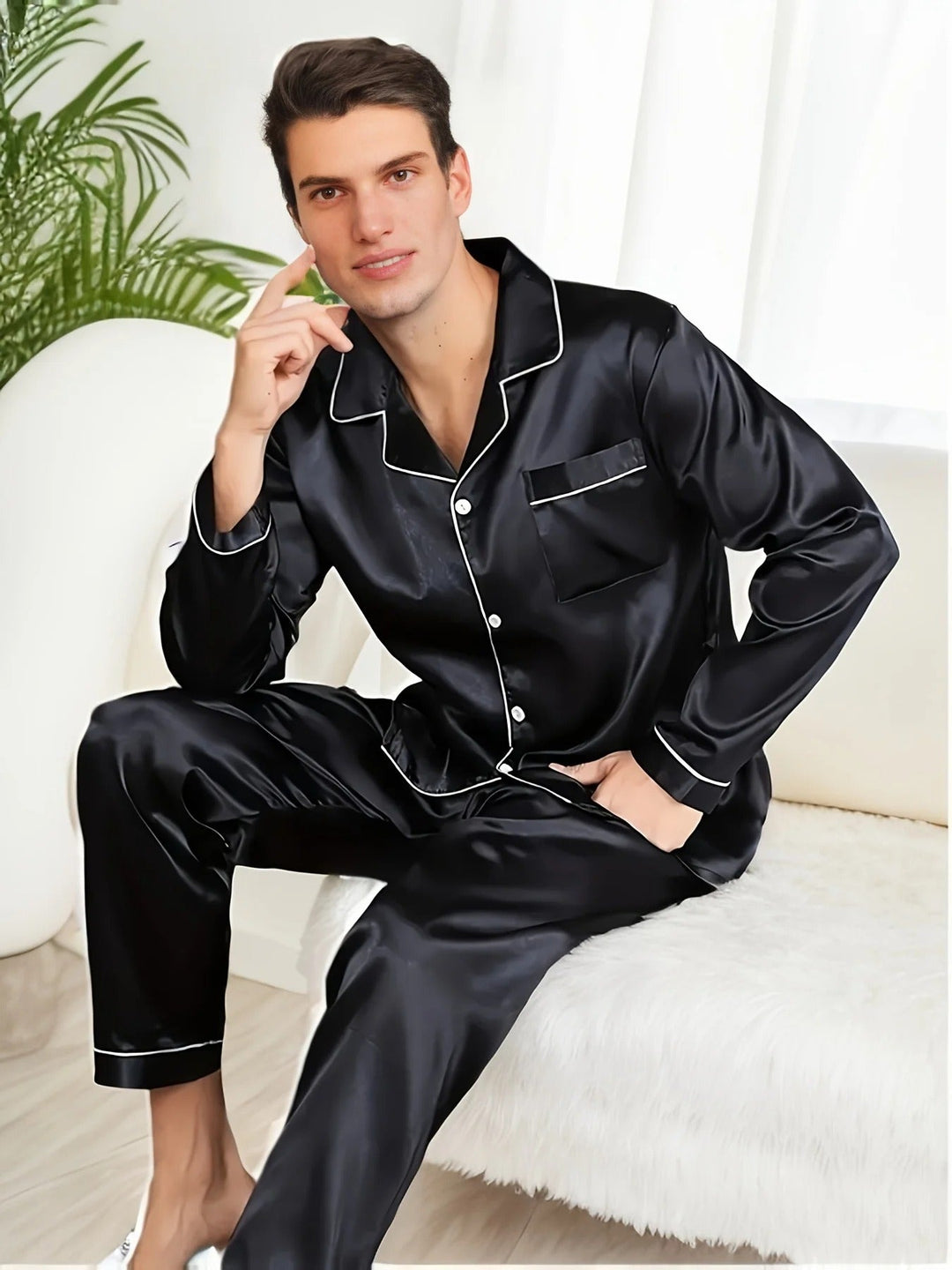 Glanzende Adrian satijnen herenpyjama, detailopname. Ultieme luxe en comfortabele nachtkleding voor mannen.