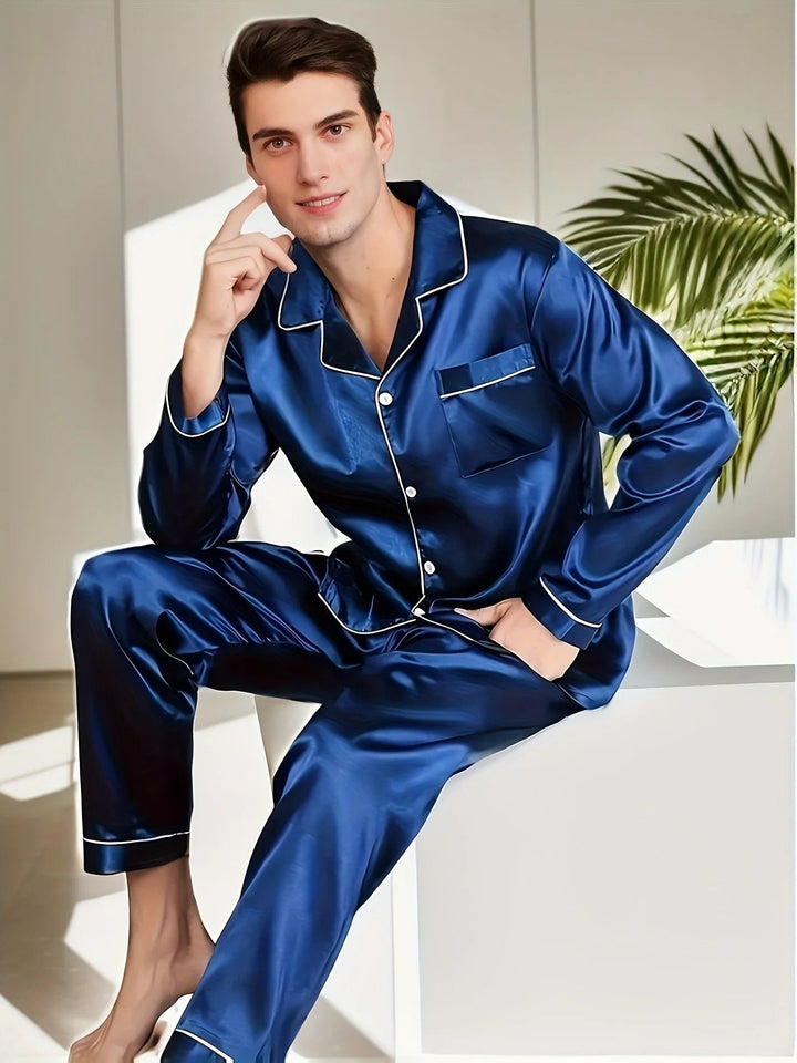 Man ontspant in luxe Adrian satijnen herenpyjama. Comfortabele en ademende nachtkleding voor een goede nachtrust.