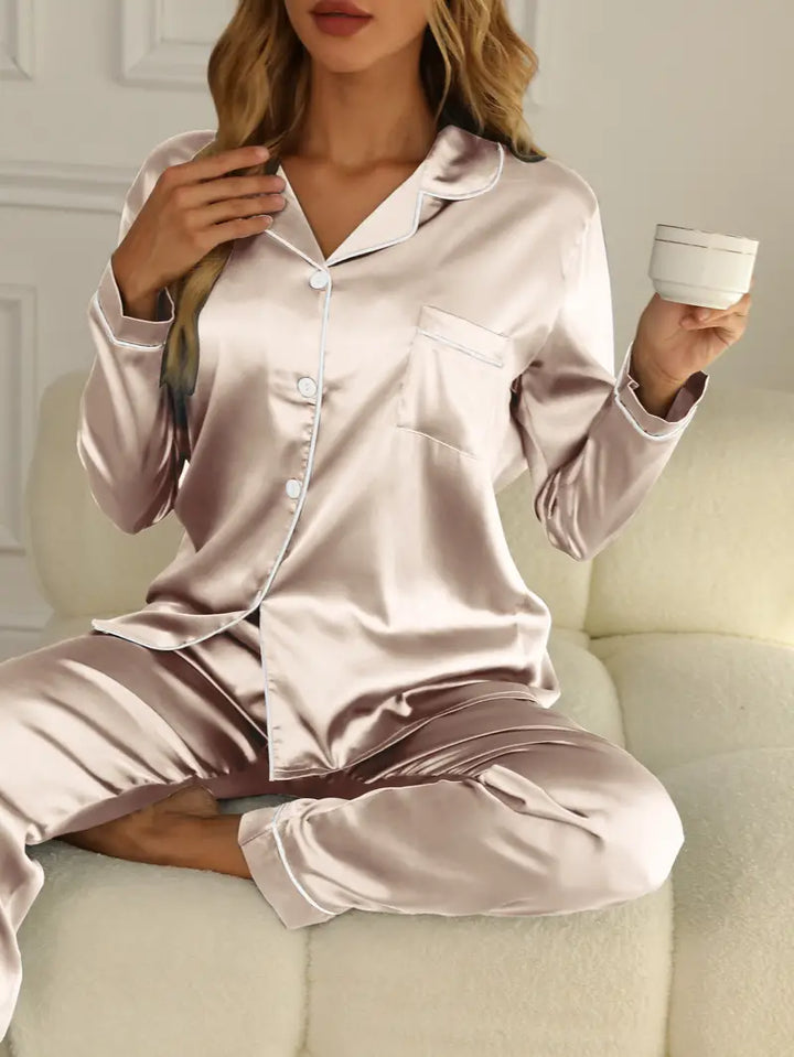 "Luxe satijnen pyjama set voor dames, elegant ontwerp, zijdezachte stof in diverse kleuren voor stijl en comfort."
