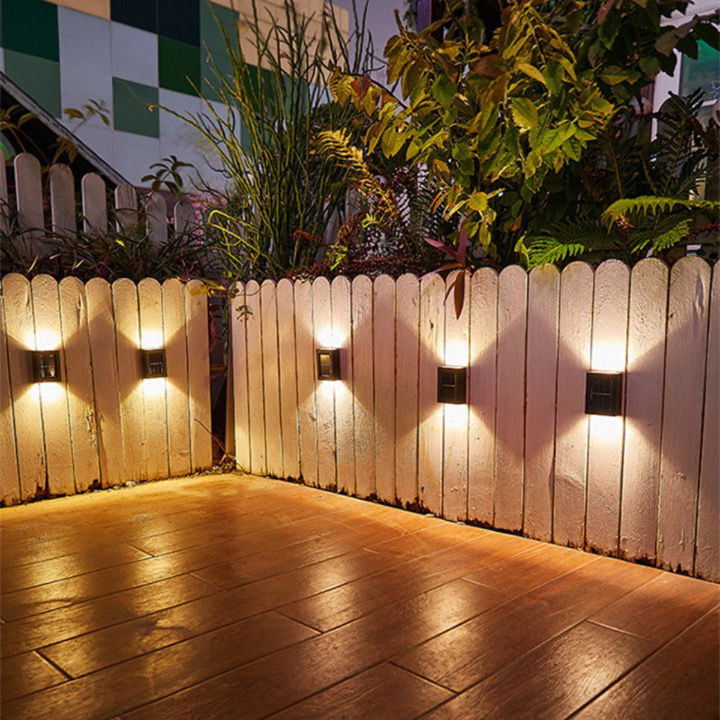 Luxe SolarGlow draadloze LED wandlamp voor sfeervolle tuinverlichting; energiezuinig en milieuvriendelijk.