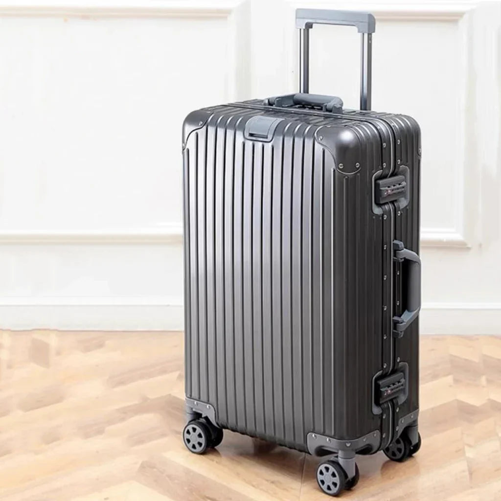 Luxe Tirana aluminium reiskoffer met spinnerwielen en TSA slot voor duurzame, robuuste bescherming op reis.