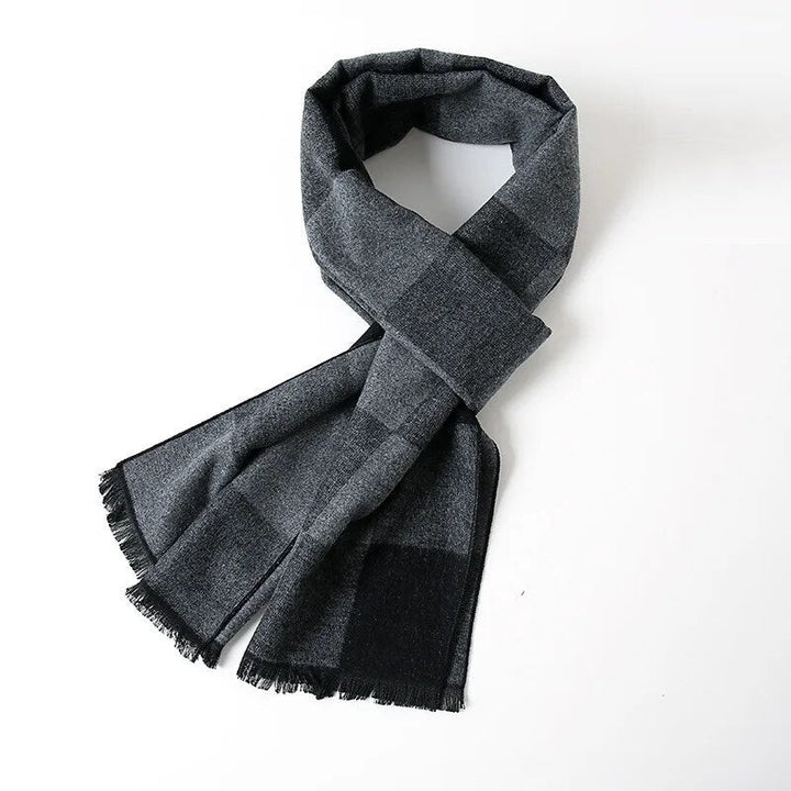 Warme heren sjaal van kasjmier met ruitpatroon, ideaal voor een chique winterstijl.