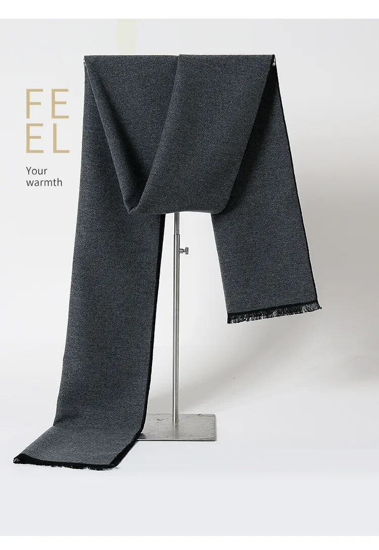 Deze geruite kasjmier sjaal biedt luxe warmte en een tijdloze uitstraling voor de winter.