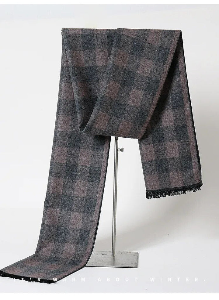 Chique kasjmier sjaal met ruitpatroon, perfect om je winteroutfit te completeren.