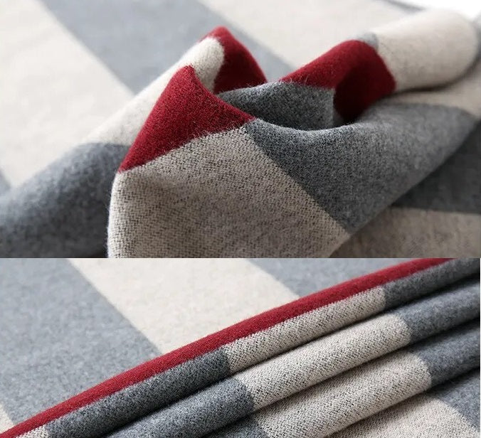 Tijdloos accessoire: kasjmier sjaal met klassiek ruitpatroon voor een elegante winterlook.