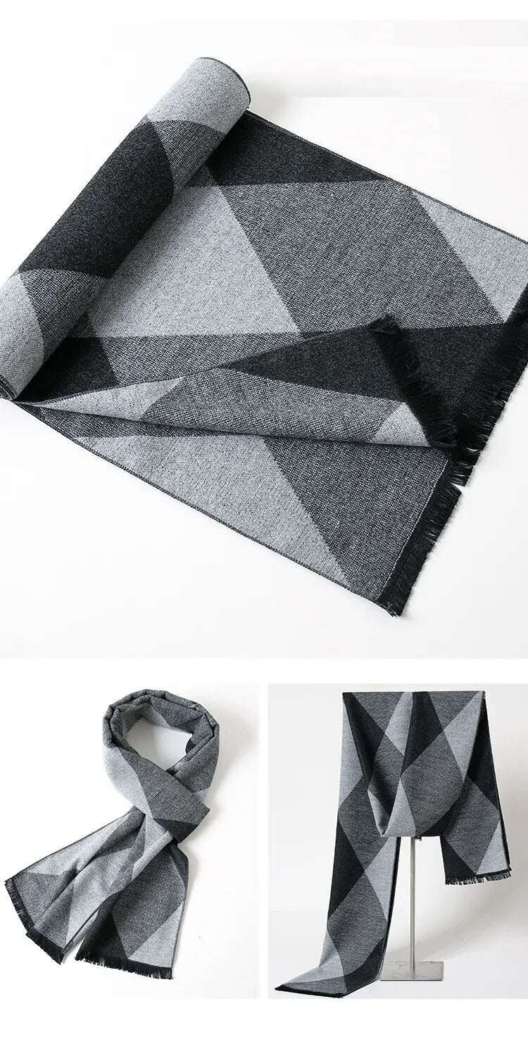 Unisex kasjmier sjaal met onderscheidend ruitpatroon, voegt luxe toe aan elke winterjas.