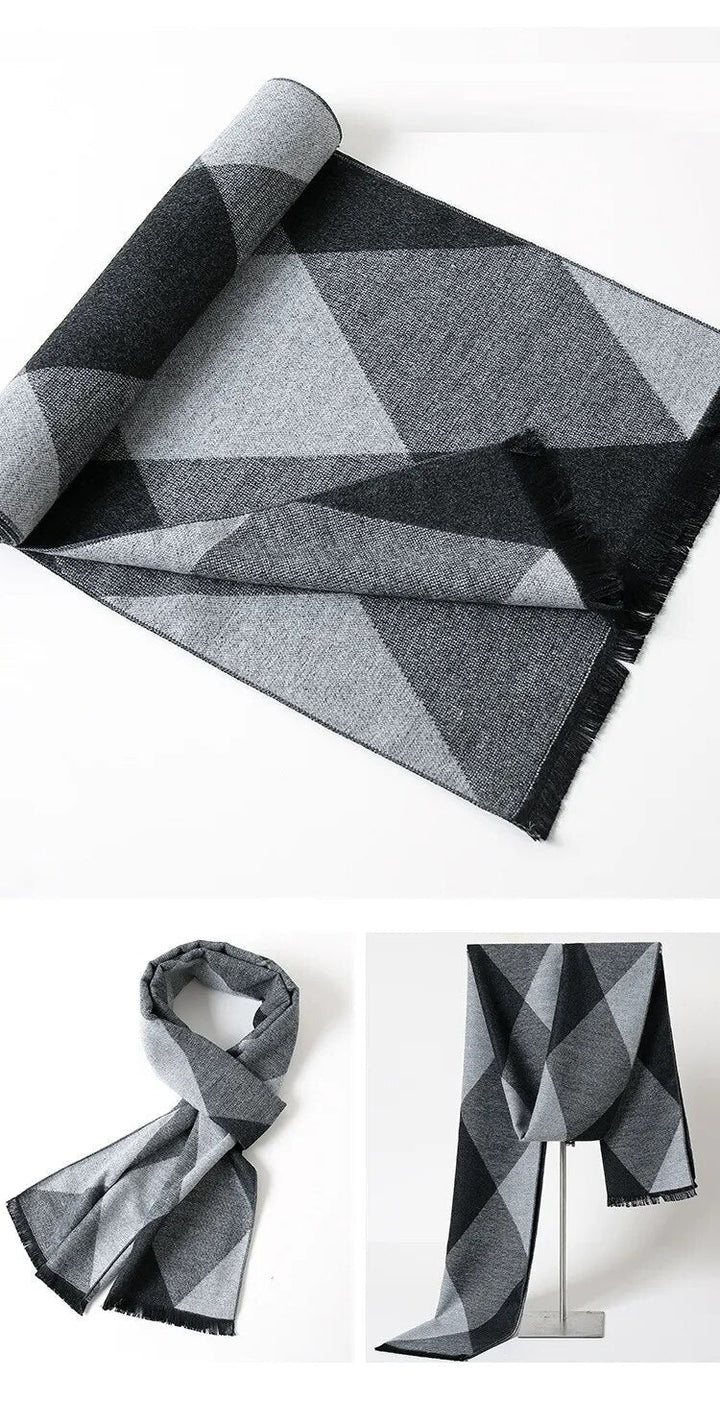 Unisex kasjmier sjaal met onderscheidend ruitpatroon, voegt luxe toe aan elke winterjas.