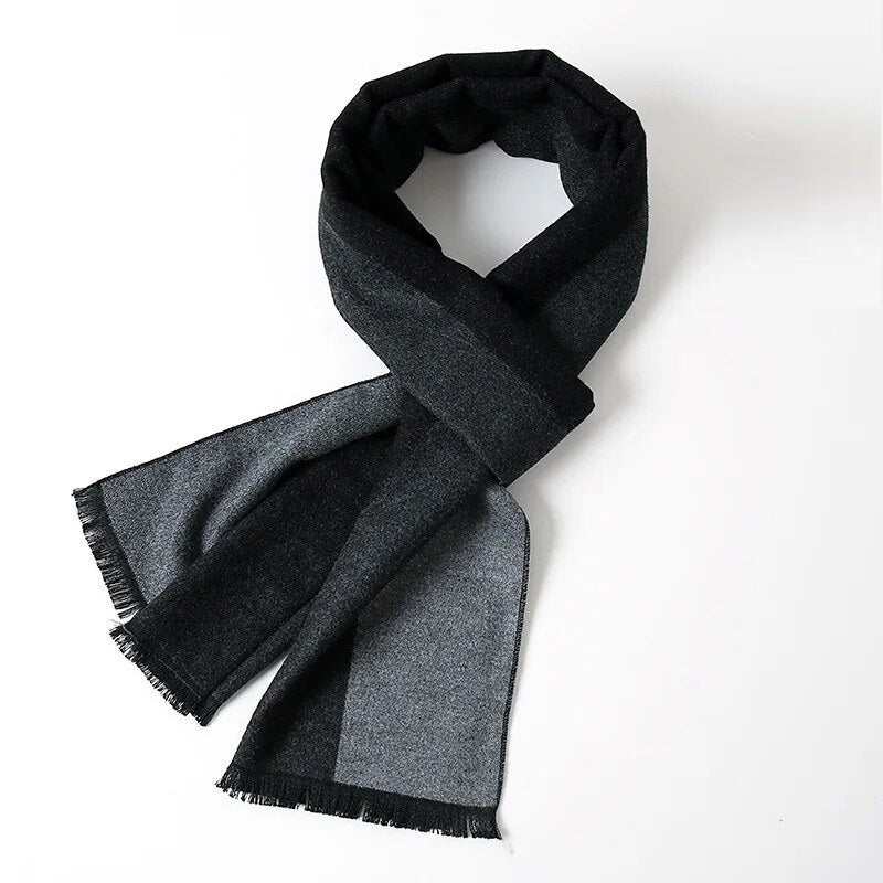 Unisex wintersjaal van premium kasjmier met distinctief ruitpatroon. Maximale warmte en stijl.