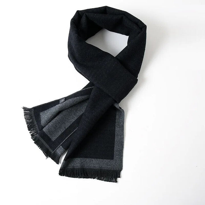 Hoogwaardige kasjmier sjaal met verfijnd ruitpatroon. Een luxe toevoeging aan je wintergarderobe.