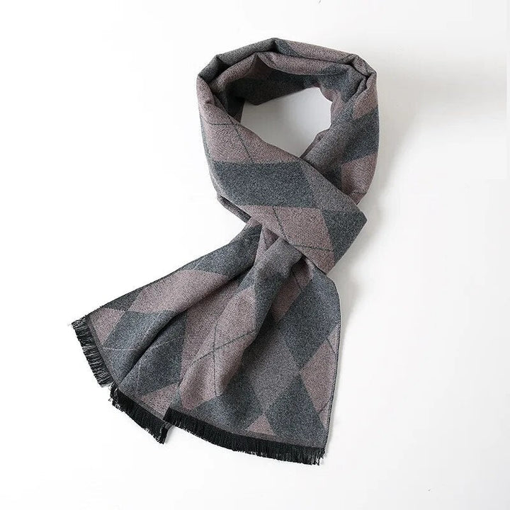 Stijlvolle unisex sjaal van kasjmier met warm ruitdesign. Perfect voor koude dagen.